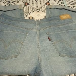 Levi's Hi-Waist Light Washed Capri Size 8